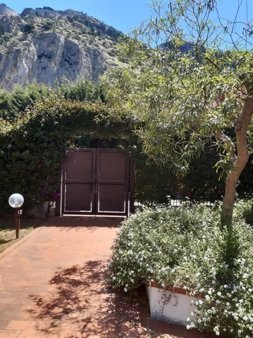 Da Nonna Cettina Appartamento In Villa Con Piscina Palermo Bagian luar foto