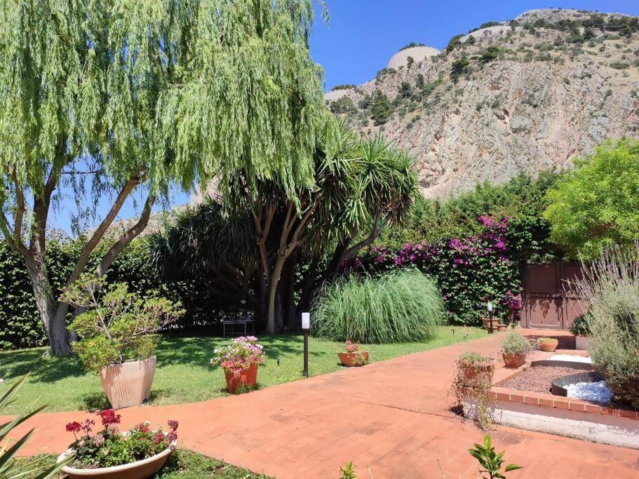 Da Nonna Cettina Appartamento In Villa Con Piscina Palermo Bagian luar foto